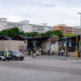 Entrando dall�ingresso principale posto ad angolo tra viale Papa Giovanni XXIII e via Giulio Petroni...